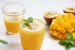 Sinh tố xoài với chanh dây.